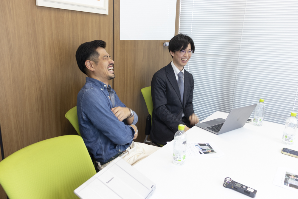 談笑する谷口翔太氏と社員