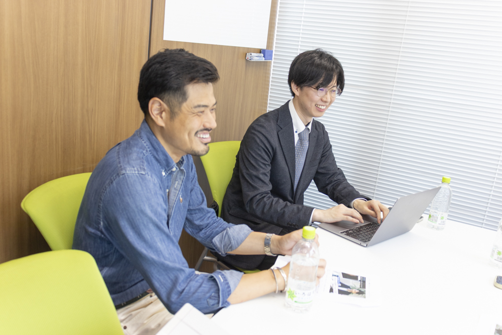 将来性のあるWEBマーケティングの手法について語る谷口翔太氏と社員